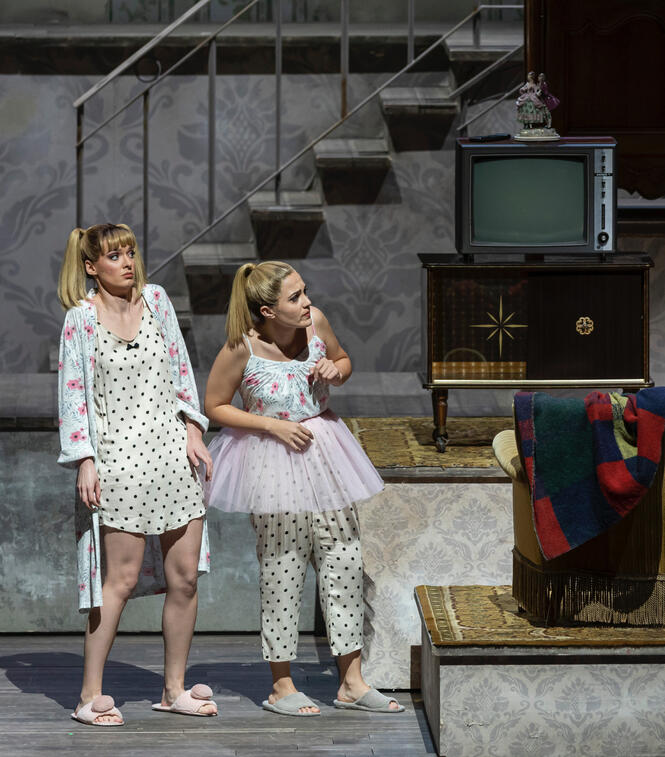 Evgeniya Khomutova portrays Tisbe in Rossini’s La Cenerentola at Palau de les Arts Reina Sofia, Valencia. Evgeniya Khomutova as Tisbe in La Cenerentola at Palau de les Arts Reina Sofia, Valencia